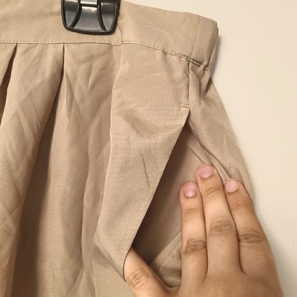 Jess Lightweight Beige Pull-on Pleated Shorts L - Picture 3 of 9